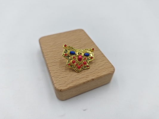 kaufen Stilvoller und langlebiger Ansteckpin mit brillantem goldenem Schmetterling und auffälligem Edelstein Online-Herstellung