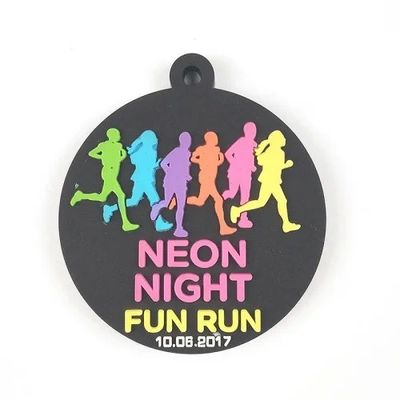 Umweltfreundliche persönliche Medaille / Schwarze PVC-Gummi-Medaillen 3D-Medaille für Neon-Nacht-Spaßlauf